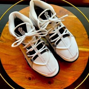 Brand new Nike Kyrie shoes ! Only worn twice